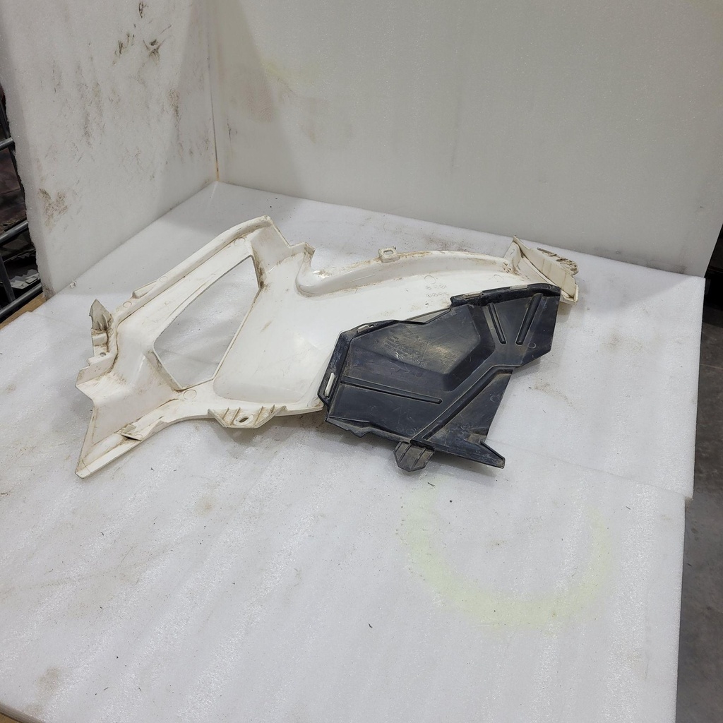 White RH Lateral Panel. M - 705009119 can am