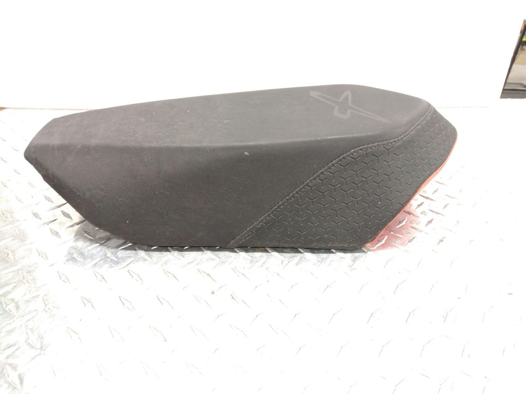 (new ref. 510006467) seat cover can-am red